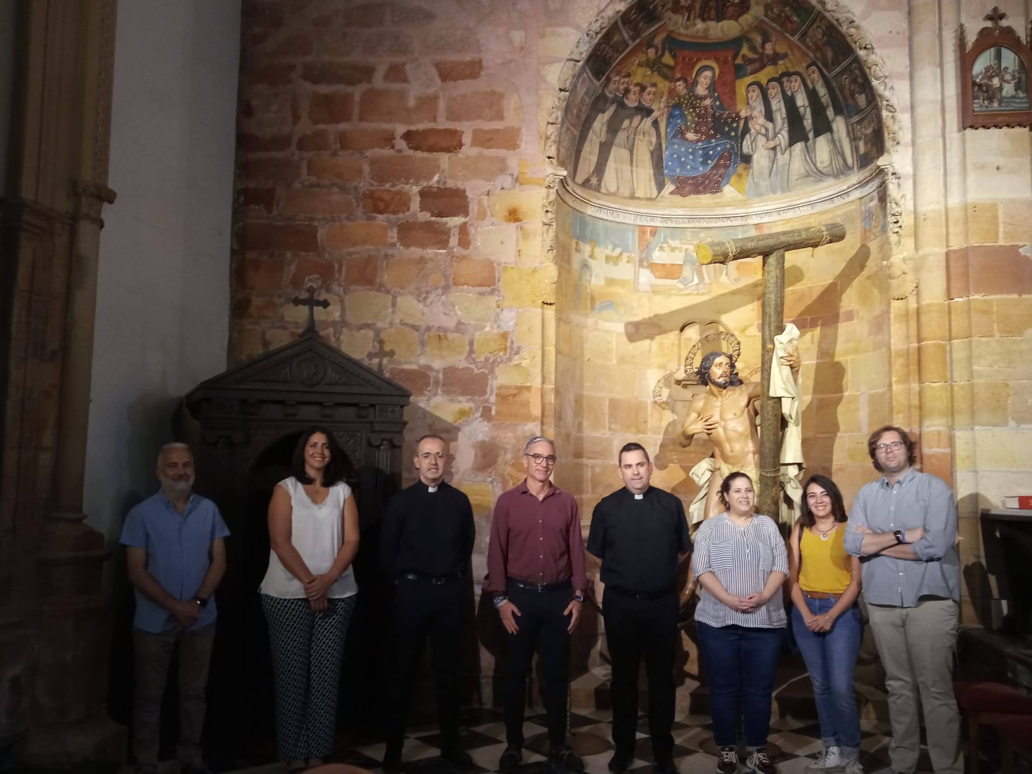 Imagen de la Capilla del Rosario restaurada con las autoriades y restauradoras.