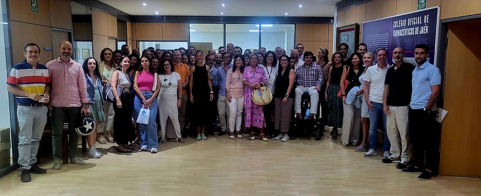 Natalia Romero, en el centro de negro, junto a los asistentes a los cursos de formación continuada.
