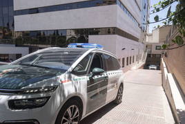 Un vehículo de la Guardia Civil en los juzgados de La Caleta.