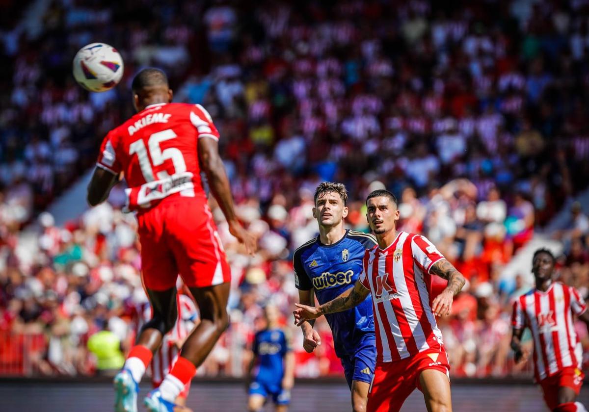 Sergio Akieme despeja en presencia de Boyé y Chumi.