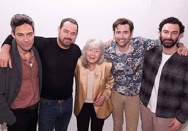 Alex Hassell, Danny Dyer, David Tennant y Aidan Turner, con Jilly Cooper.