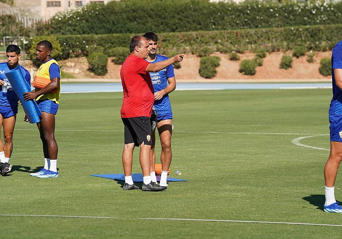 Alberto Lasarte da instrucciones a Gonzalo Melero, con Robertone y Akieme a la izquierda.