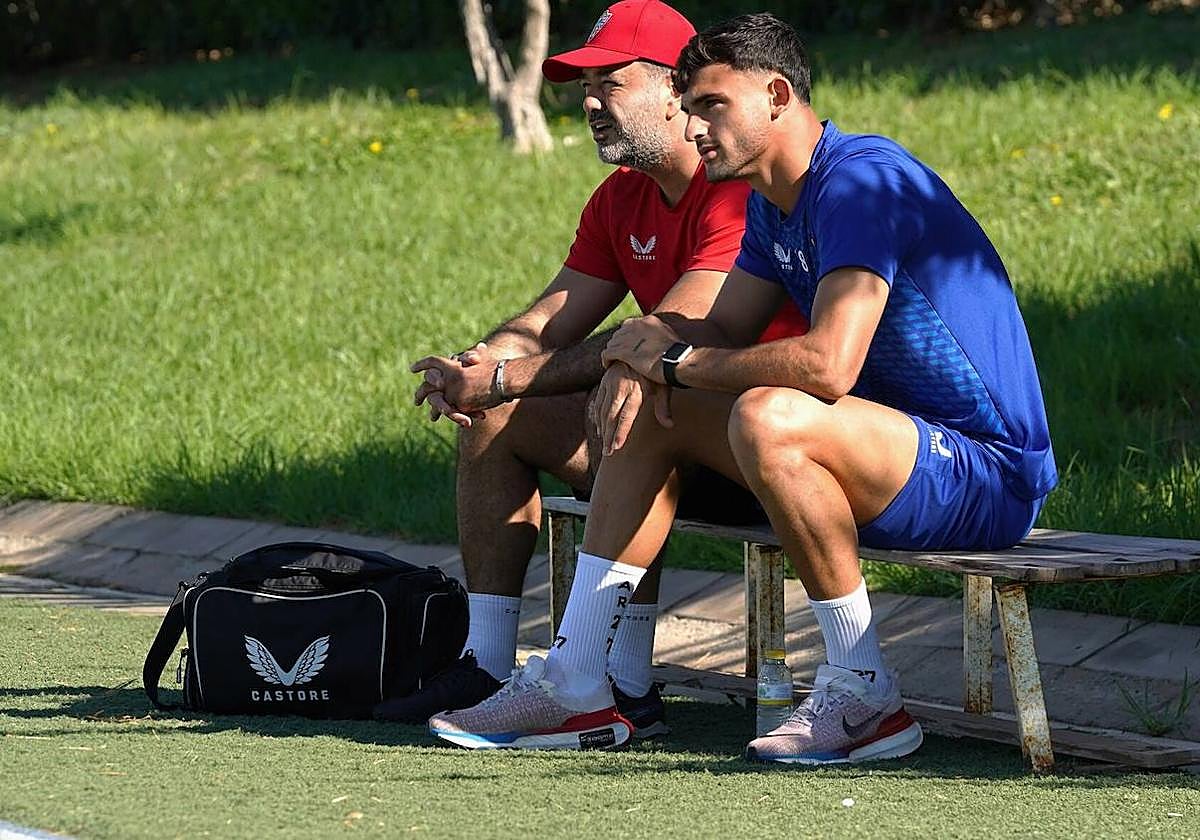 Marc Pubill (derecha) observa el entrenamiento junto al responsable médico del primer equipo.