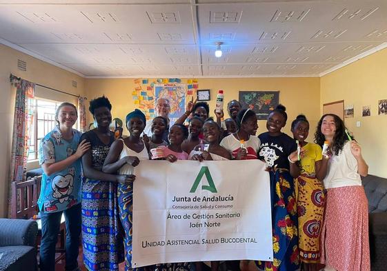 Participantes en una de las actividades de promoción de la salud bucodental desarrollada en Zambia.