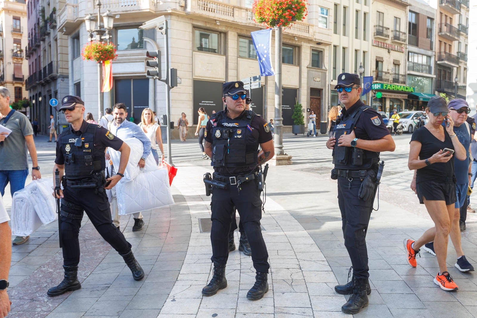 Las imágenes de la policía custodiando el Centro de Granada