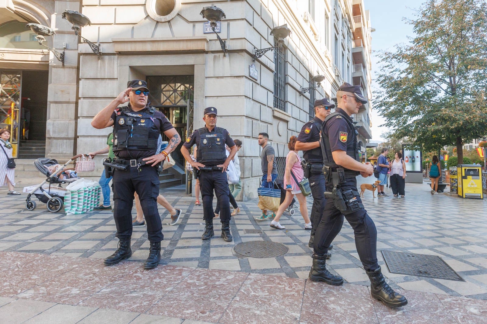 Las imágenes de la policía custodiando el Centro de Granada