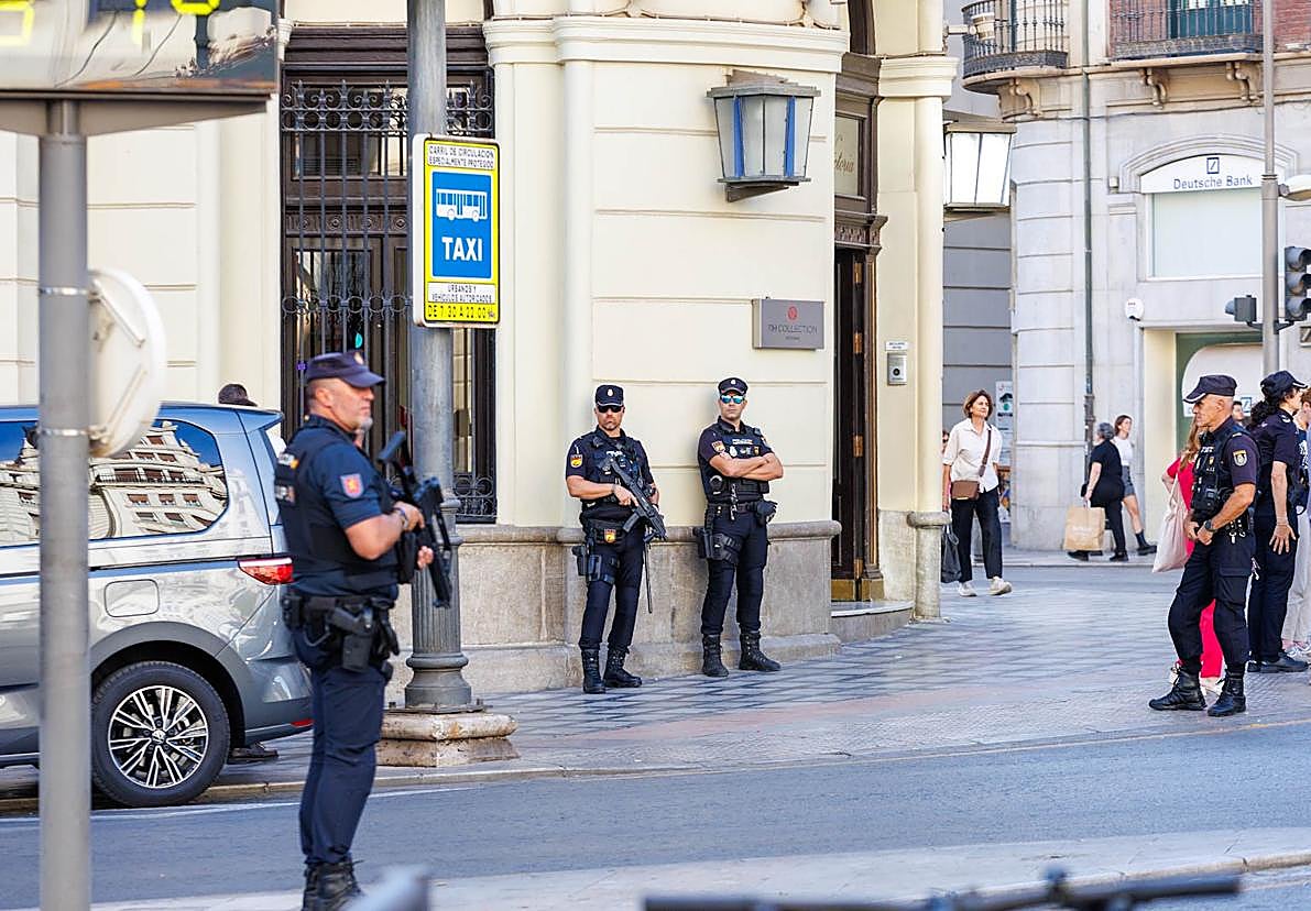 Las imágenes de la policía custodiando el Centro de Granada