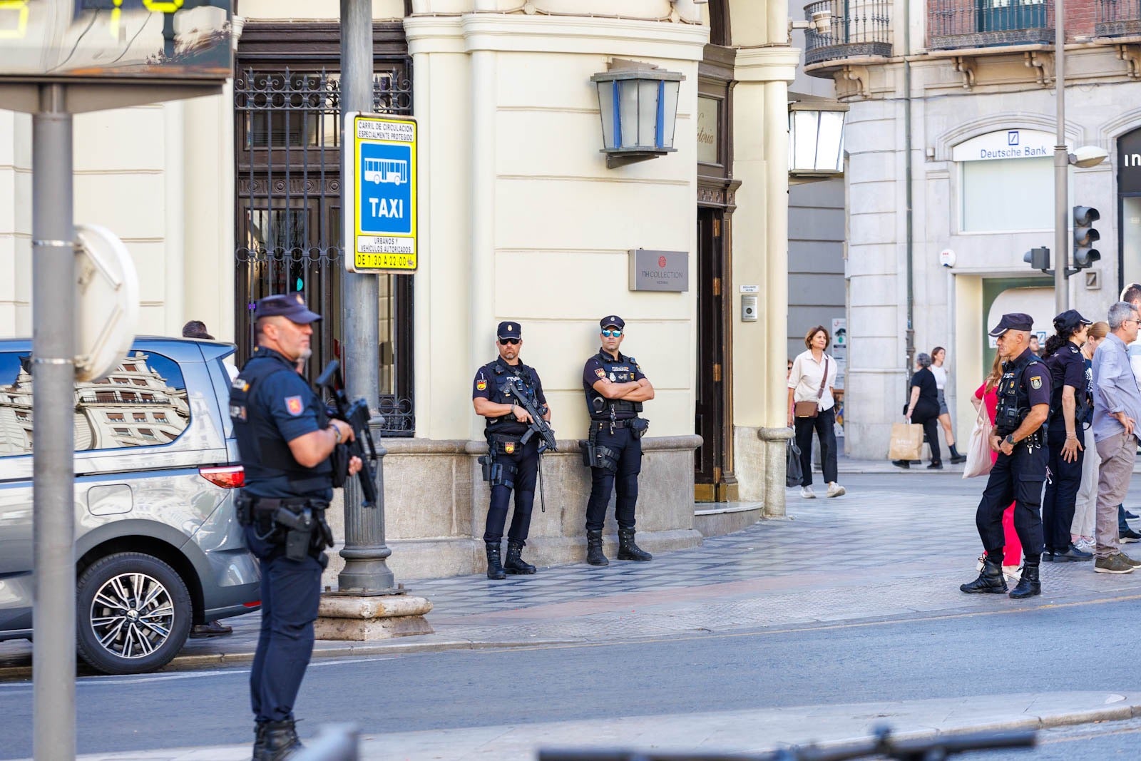 Las imágenes de la policía custodiando el Centro de Granada