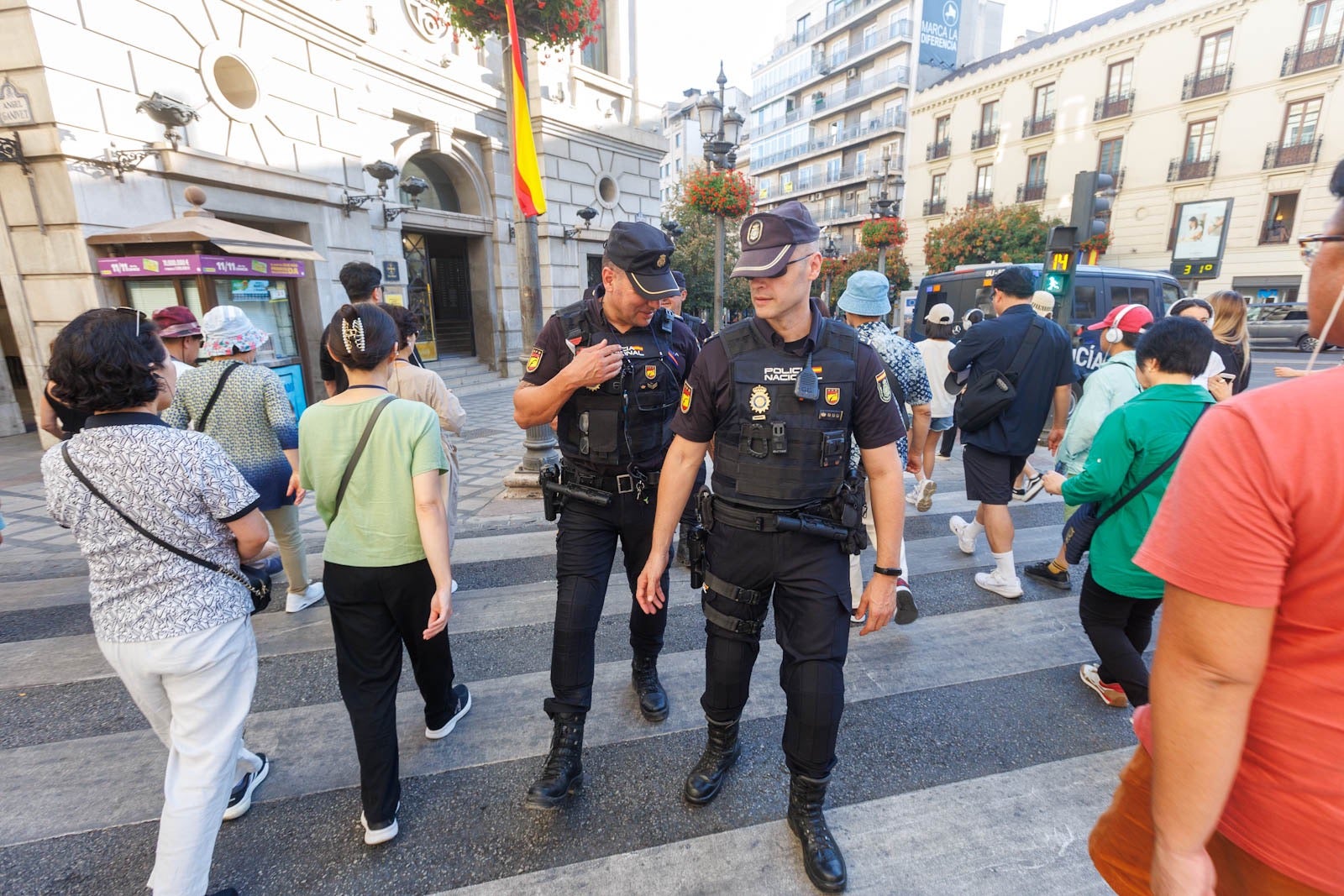 Las imágenes de la policía custodiando el Centro de Granada
