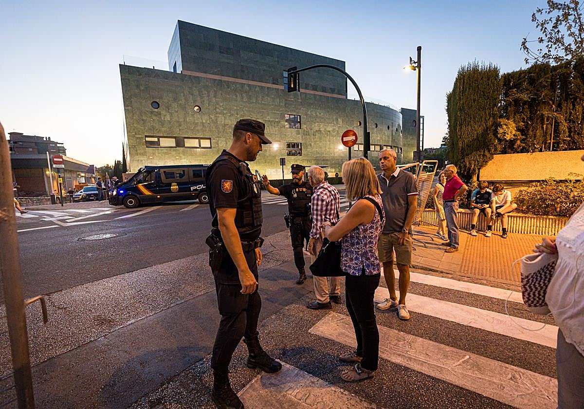 El Palacio de Congresos, cortado a peatones por la cumbre europea.