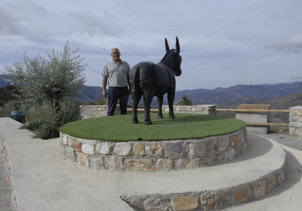 Carataunas dedica una escultura de bronce al burro alpujarreño