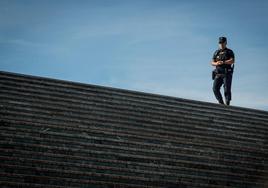 Vigilancia de la Policía Nacional en el entorno del Palacio de Congresos.