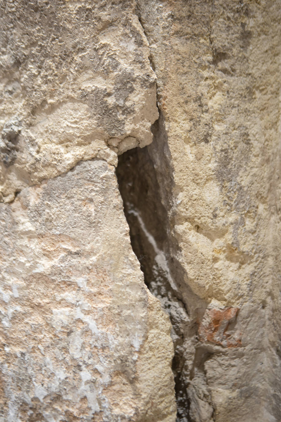 Imagen secundaria 2 - Arriba, en primer plano, prótesis para completar el fuste de una de las columnas de la Sala de Convalecientes. Abajo, aspecto exterior de la arcada y grieta detectada en una de las pilastras. 