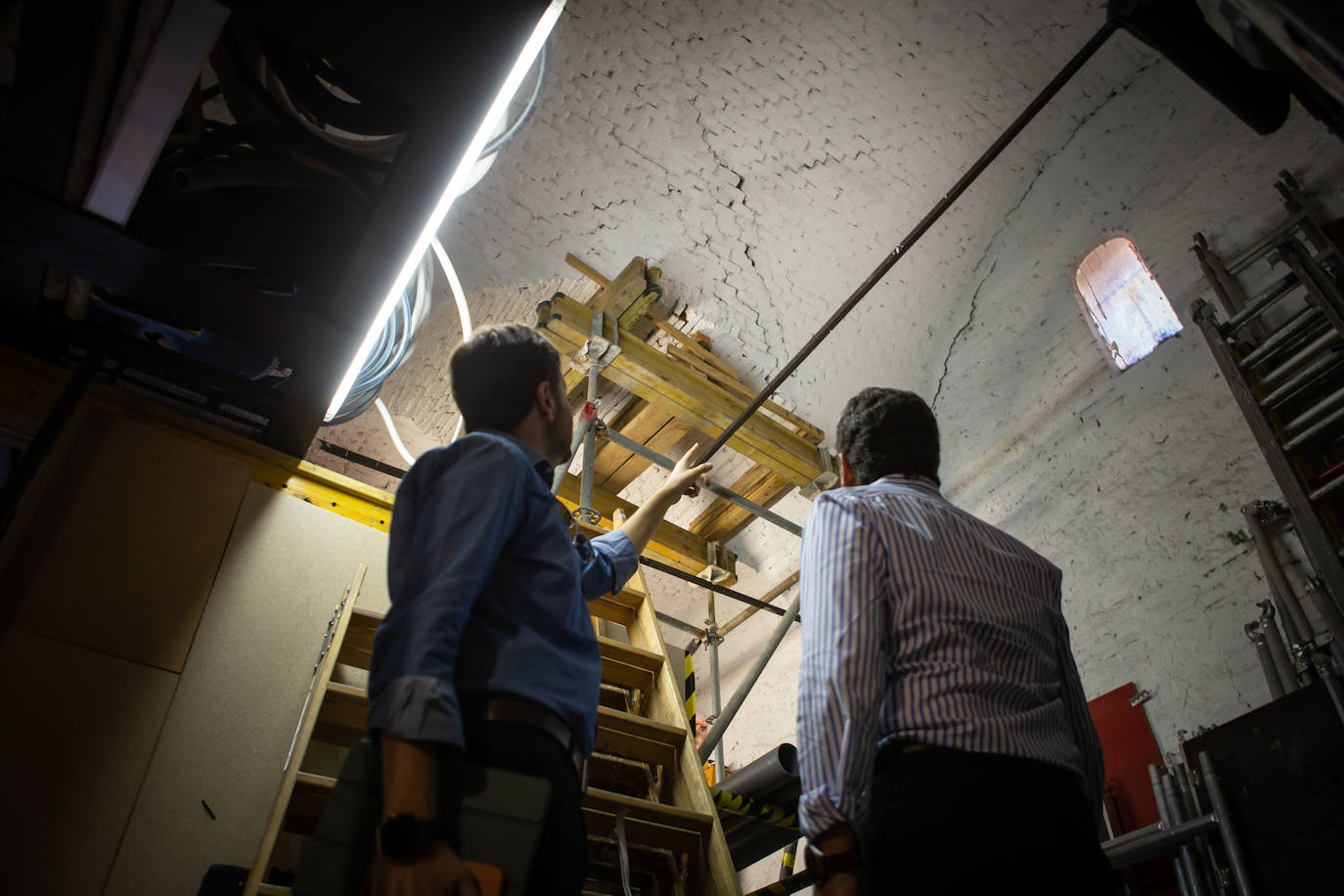 Supervisión de las grietas en las caballerizas.