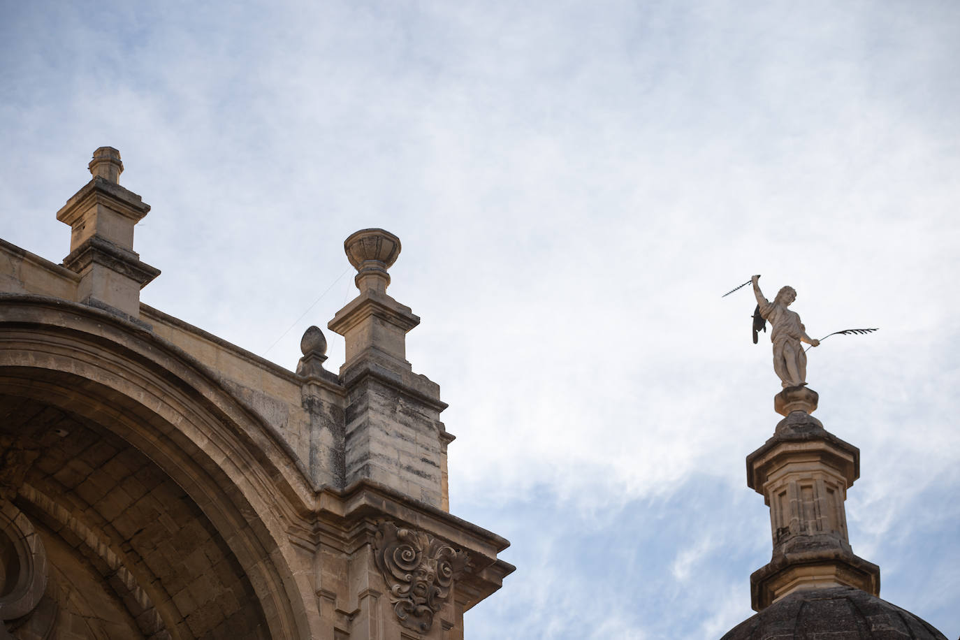 Imagen secundaria 1 - Pináculos en los que se eliminó el remate por riesgo de desprendimiento. 