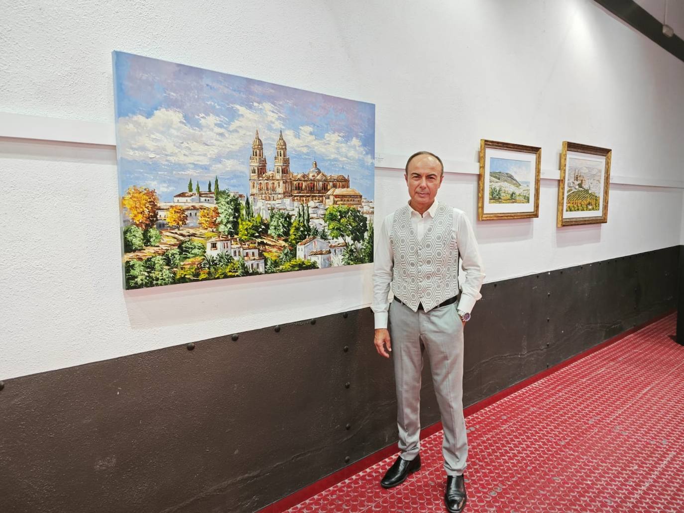 El pintor marteño José Domínguez posa con una obra de la Catedral de Jaén.