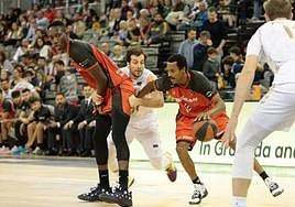 Alex Renfroe (derecha) y 'Petit' Niang, en el Covirán.