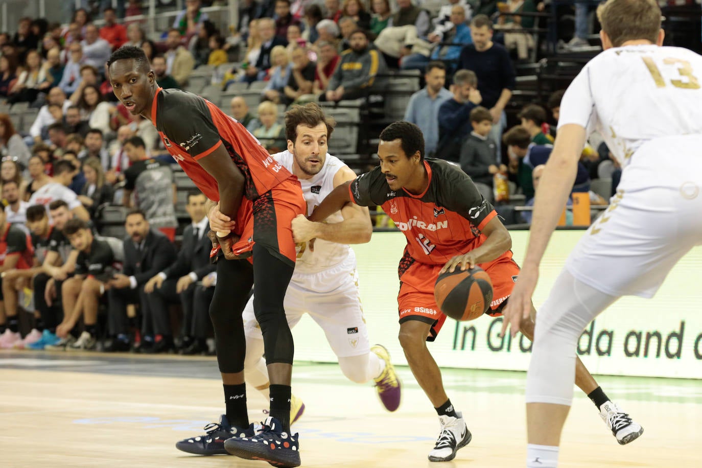 Alex Renfroe (derecha) y 'Petit' Niang, en el Covirán.