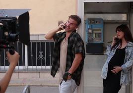 Los actores David Villanueva y Cristina Mediero, en el rodaje de 'Septiembre' en Valdepeñas de Jaén.