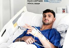 Marc Pubill en la cama de su habitación en el hospital tras ser operado.