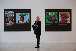 Nancy Durrell posa junto a algunas de las fotografías que expone en el Centro Cultural CajaGranada.