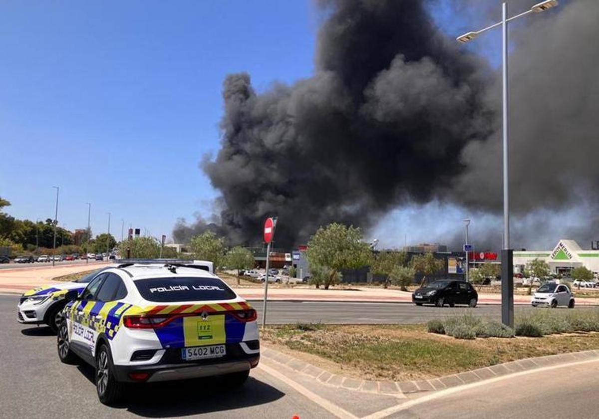 Vista del incendio del Jaén Plaza desde la rotonda junto a la UJA (archivo).