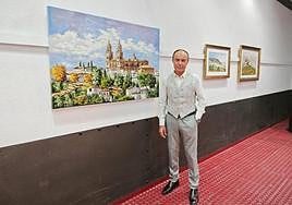 El pintor marteño José Domínguez posa con una obra de la Catedral de Jaén.