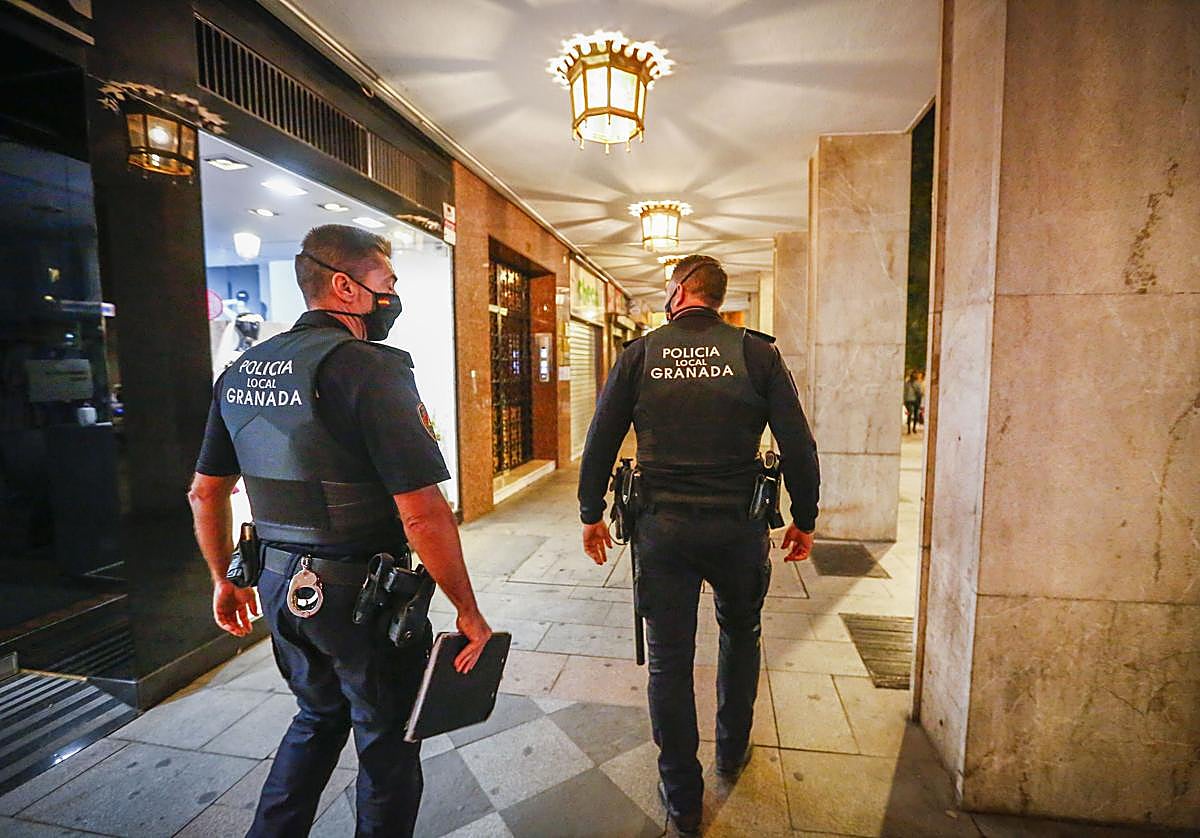 Controles de la Policía Local de Granada en locales de ocio nocturno en una intervención anterior
