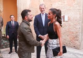 La Reina Letizia saluda a Zelenski en presencia del Rey Felipe VI.