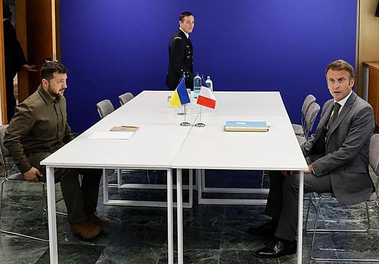 Zelenski y Macron en una reunión privada en el Palacio de Congresos.