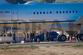 El presidente Zelenski, al frente de la delegación ucraniana, tras aterrizar en el aeropuerto de Granada.