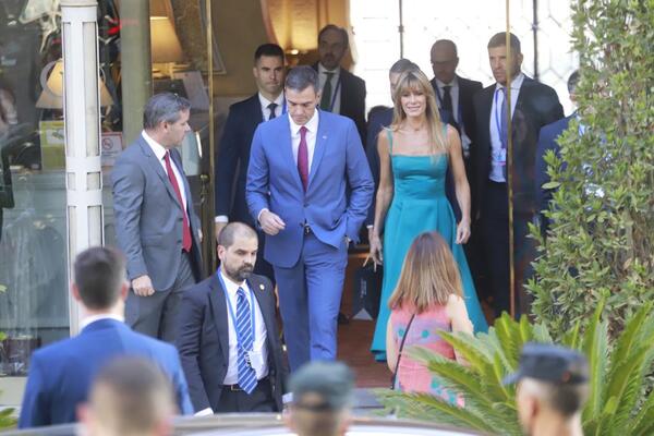 Pedro ánchez salió junto a su mujer Begoña Gómez del Hotel Alhambra Palace.