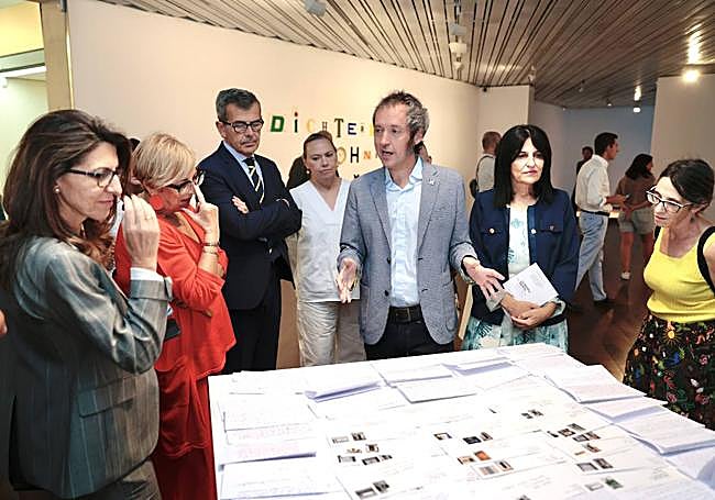 Carlos Pardo (en el centro), explica una de las piezas.