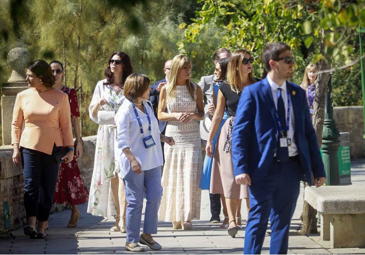 Las acompañantes, durante el paseo por el Centro.