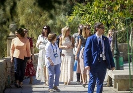 Las acompañantes, durante el paseo por el Centro.