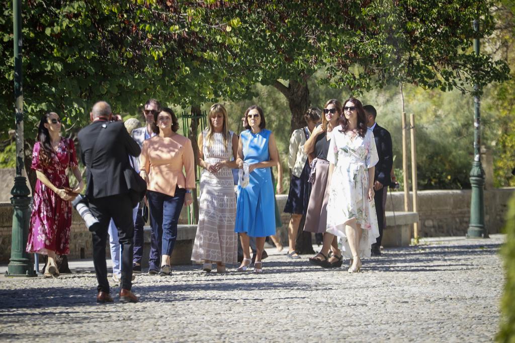 Las imágenes de los acompañantes de los mandatarios en el centro de Granada