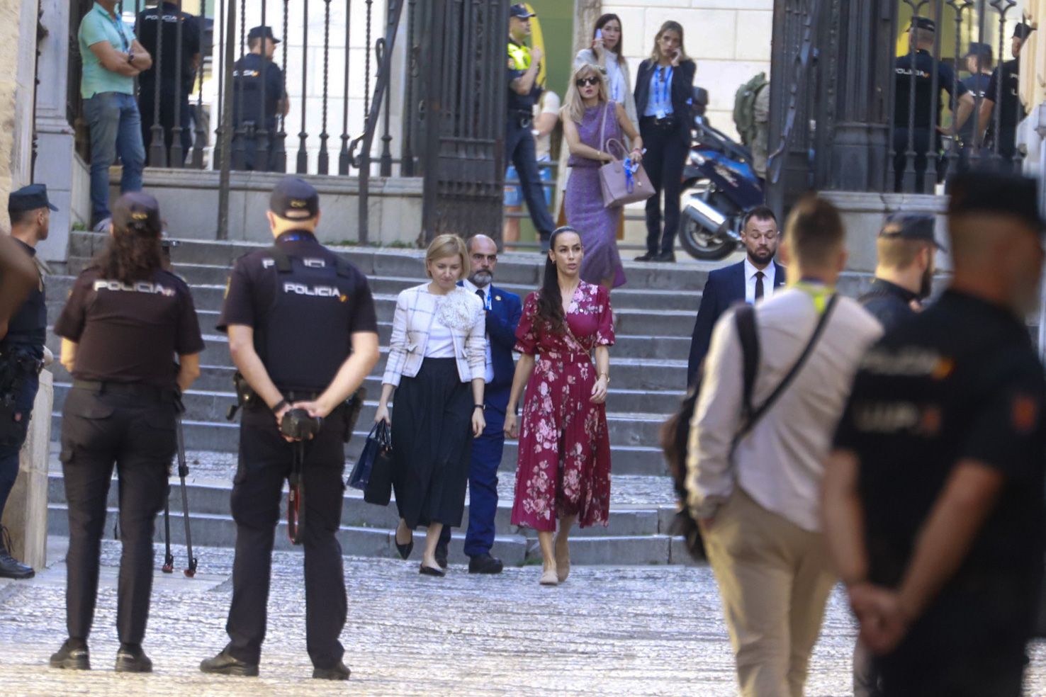 Las imágenes de los acompañantes de los mandatarios en el centro de Granada