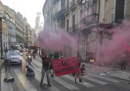 Activistas ecologistas cortan Reyes Católicos en protesta pro la cumbre