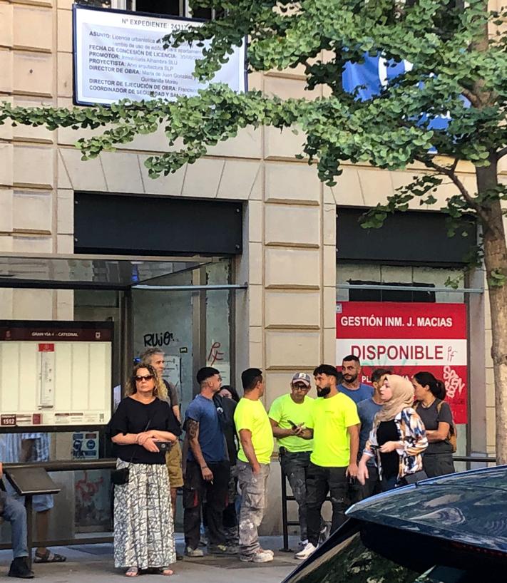 Imagen secundaria 2 - El lío de cortar Gran Vía en mitad de la cumbre: «Por aquí no se puede»