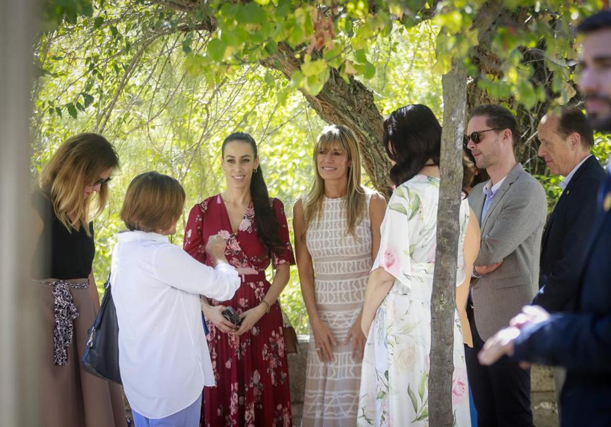 Begoña Gómez, anfitriona del grupo de acompañantes, en el Paseo de los Tristes.