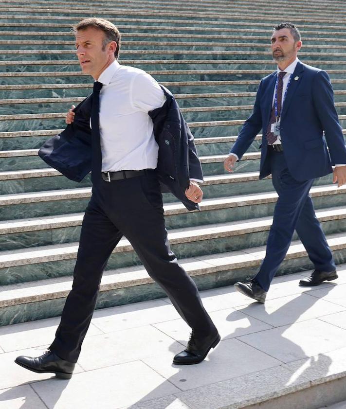 Imagen secundaria 2 - Emmanuel Macron en las escaleras del Palacio.