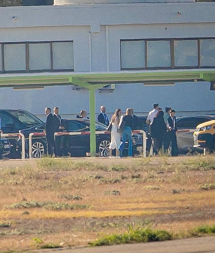 Imagen secundaria 2 - Aeronaves en la pista del aeropuerto y la delegación española tras descender del Falcon. Pepe Marín 