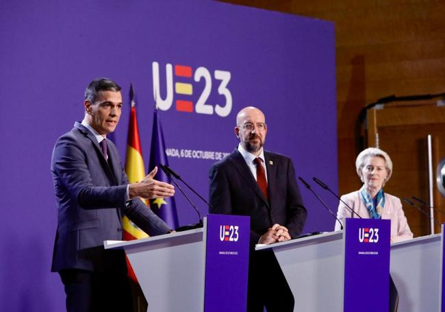 Sánchez durante su intervención final junto a Michel y von der Leyen.