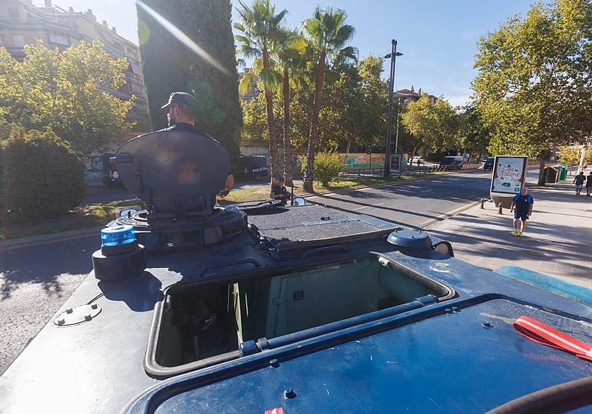 Dentro de una tanqueta de la Policía Nacional en la cumbre
