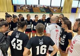 Pablo Perea da indicaciones a sus jugadoras.