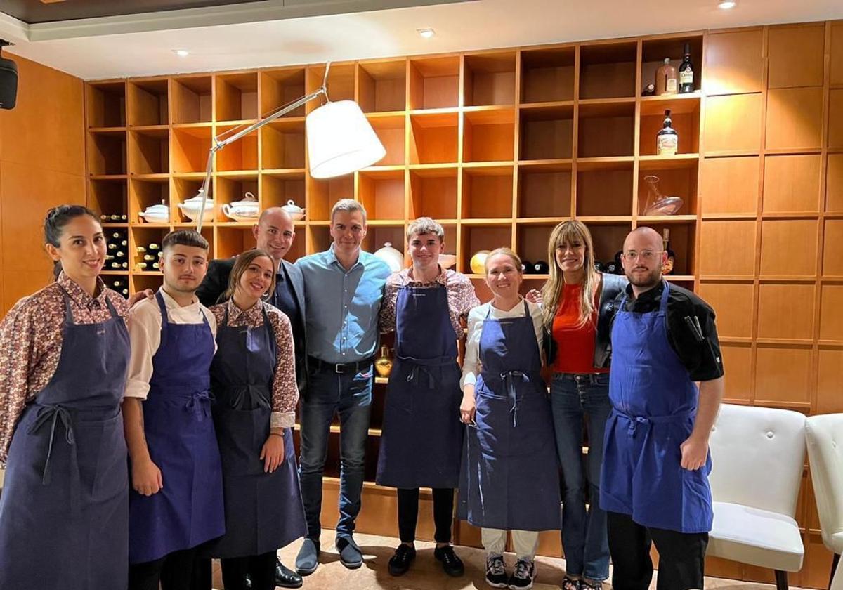 Pedro Sánchez y su esposa Begoña Gómez junto al equipo de Damasqueros.