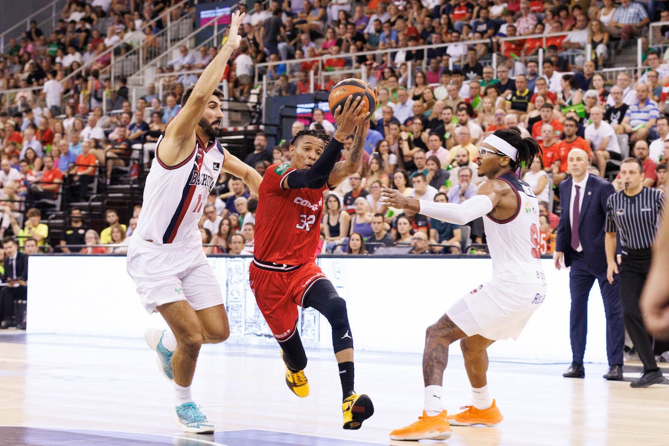 Joe Thomasson penetra por la zona alavesa con dificultad.