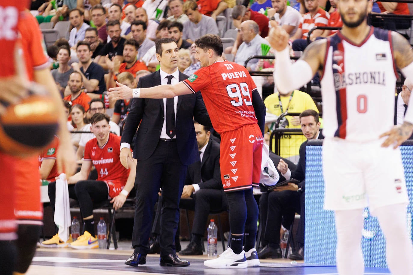 Pablo Pin escucha al base israelí Yiftach Ziv.