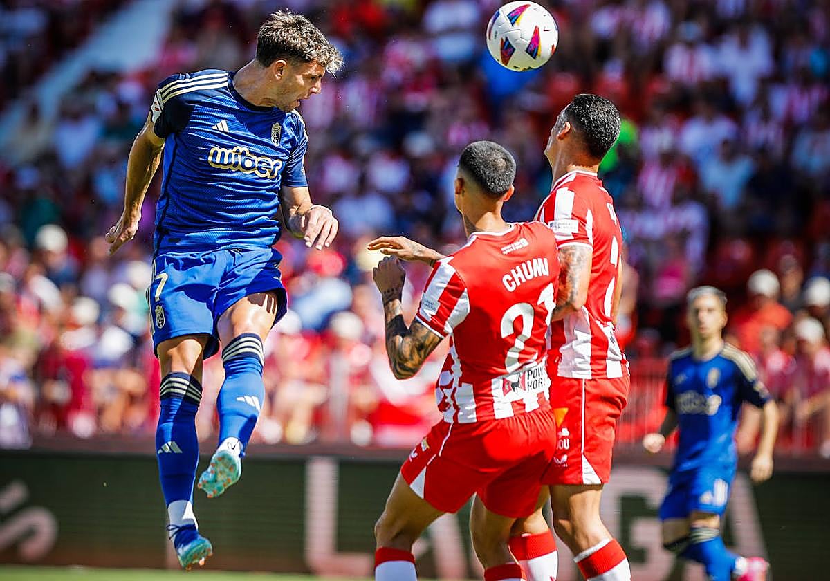 Lucas Boyé se eleva para rematar de cabeza en el partido contra el Almería.