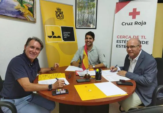 Manuel Rubia, Manuel Palomares y Jerónimo Vera, firmando el acuerdo.